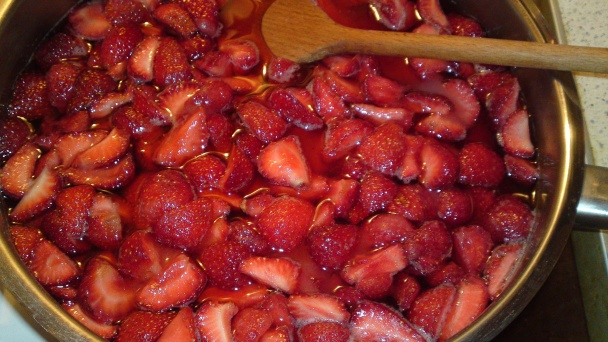 Sirupovitý jahodový džem s kúskami jahôd (fotorecept) - obrázok 7