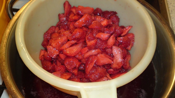 Sirupovitý jahodový džem s kúskami jahôd (fotorecept) - obrázok 8