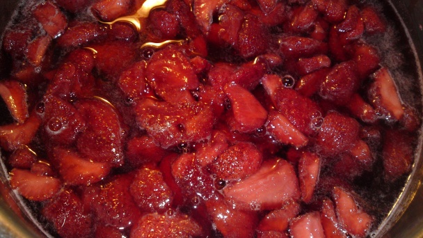 Sirupovitý jahodový džem s kúskami jahôd (fotorecept) - obrázok 11