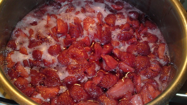 Sirupovitý jahodový džem s kúskami jahôd (fotorecept) - obrázok 12