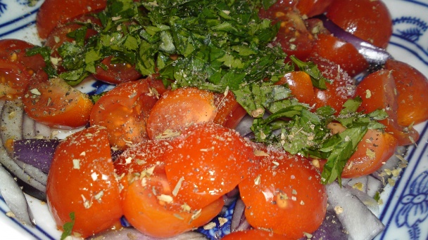 Osviežujúci paradajkový šalát s fetou (fororecept) - obrázok 5