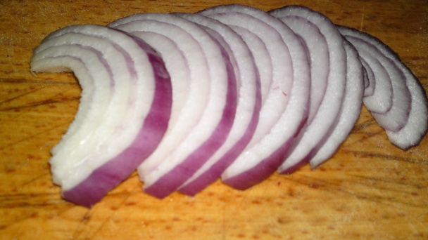 Posúch so smotanou, údenou klobásou, slaninkou, červenou cibuľou a cesnakom (fotorecept) - obrázok 3