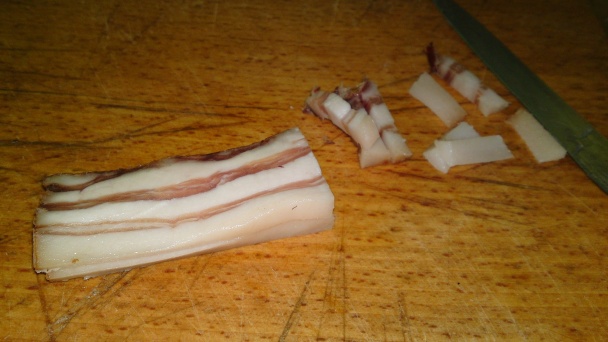 Posúch so smotanou, údenou klobásou, slaninkou, červenou cibuľou a cesnakom (fotorecept) - obrázok 5