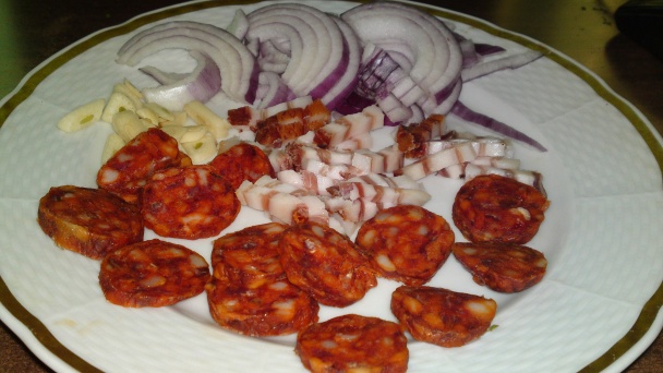 Posúch so smotanou, údenou klobásou, slaninkou, červenou cibuľou a cesnakom (fotorecept) - obrázok 7