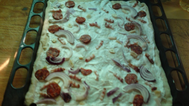 Posúch so smotanou, údenou klobásou, slaninkou, červenou cibuľou a cesnakom (fotorecept) - obrázok 11