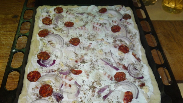 Posúch so smotanou, údenou klobásou, slaninkou, červenou cibuľou a cesnakom (fotorecept) - obrázok 12