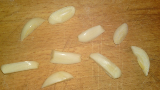 Pečené kura špikované cesnakom na masle s anglickou slaninou (fotorecept) - obrázok 1