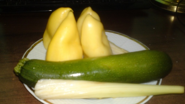 Papriky plnené cuketou v paradajkovej omáčke (fotorecept) - obrázok 1