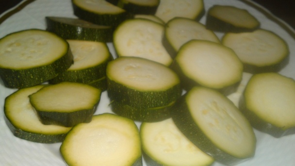 Prekladané zemiaky s cuketou, paradajkami a kyslou smotanou (fotorecept) - obrázok 1
