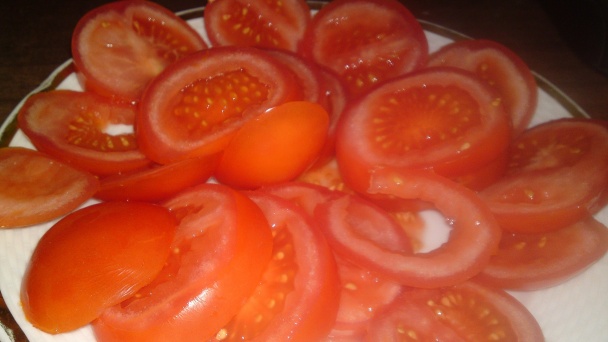 Prekladané zemiaky s cuketou, paradajkami a kyslou smotanou (fotorecept) - obrázok 3