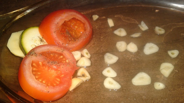 Prekladané zemiaky s cuketou, paradajkami a kyslou smotanou (fotorecept) - obrázok 9