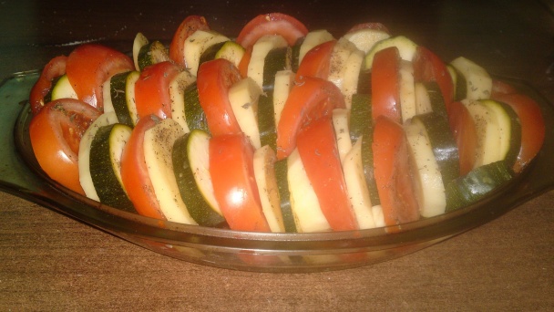 Prekladané zemiaky s cuketou, paradajkami a kyslou smotanou (fotorecept) - obrázok 12
