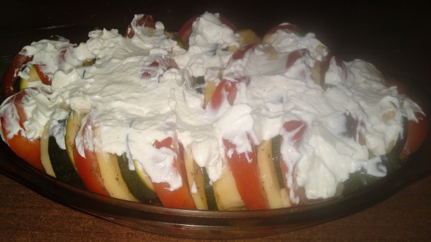 Prekladané zemiaky s cuketou, paradajkami a kyslou smotanou (fotorecept) - obrázok 14