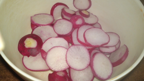 Letný šalát zo žeruchy a marinovaných reďkoviek so cherry paradajkami (fotorecept) - obrázok 1