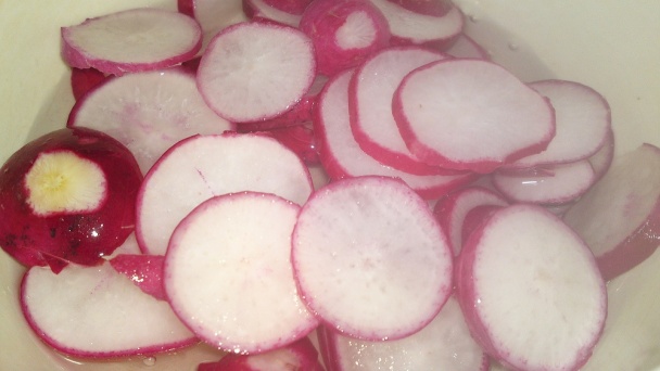 Letný šalát zo žeruchy a marinovaných reďkoviek so cherry paradajkami (fotorecept) - obrázok 3