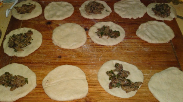 Celkom obyčajné lángoše plnené dubákmi (fotorecept) - obrázok 16