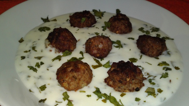 Libanonské guľôčky z hovädzieho mäsa s jogurtovou omáčkou (fotorecept) - obrázok 15