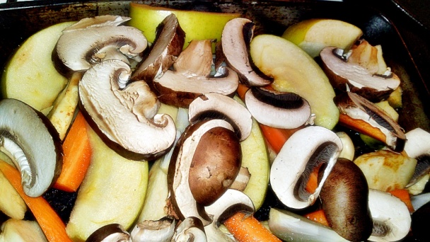 Teľacie líčka pomaly pečené na Chardonnay s jablkom, portobello a zeleninou (fotorecept) - obrázok 8