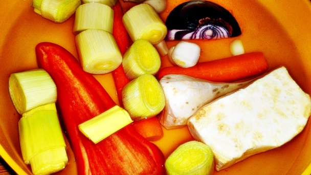 Krkovička pečená na zelenine a na Kláštornom bielom víne cuvée (fotorecept) - obrázok 5