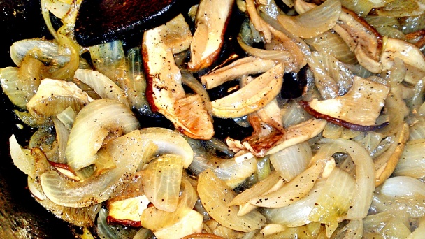 Zapekané prekladané zemiaky s dubákmi a Pick klobásou (fotorecept) - obrázok 5