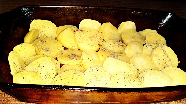 Zapekané prekladané zemiaky s dubákmi a Pick klobásou (fotorecept) - obrázok 8