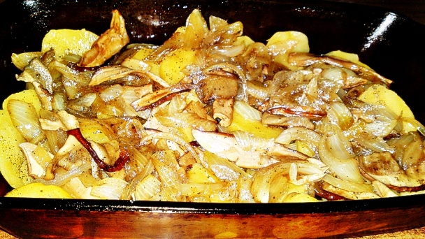 Zapekané prekladané zemiaky s dubákmi a Pick klobásou (fotorecept) - obrázok 9