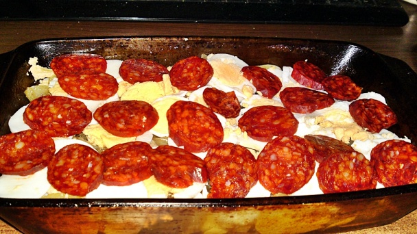 Zapekané prekladané zemiaky s dubákmi a Pick klobásou (fotorecept) - obrázok 11