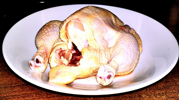 Pečené baby kuriatka s bylinkovým maslom, citrónom a bakoňskou slaninou (fotorecept)  - obrázok 1