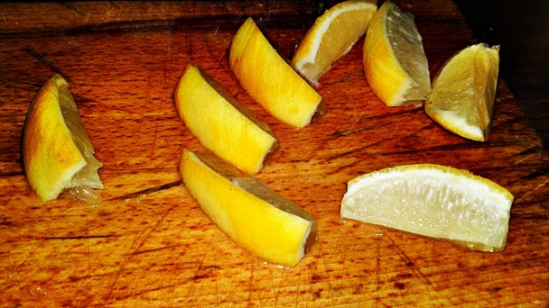 Pečené baby kuriatka s bylinkovým maslom, citrónom a bakoňskou slaninou (fotorecept)  - obrázok 5