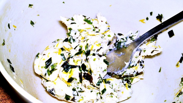 Pečené baby kuriatka s bylinkovým maslom, citrónom a bakoňskou slaninou (fotorecept)  - obrázok 9