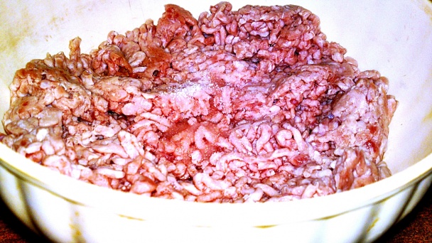 Pikantné fašírky v kabátiku z údenej slaniny (fotorecept) - obrázok 1