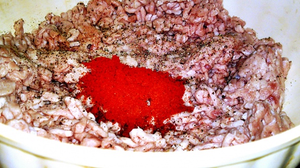 Pikantné fašírky v kabátiku z údenej slaniny (fotorecept) - obrázok 2