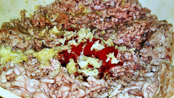 Pikantné fašírky v kabátiku z údenej slaniny (fotorecept) - obrázok 3