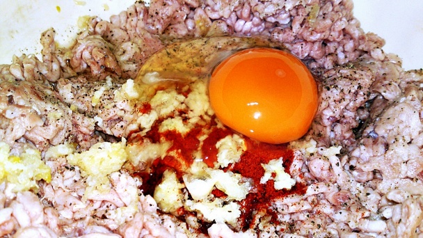 Pikantné fašírky v kabátiku z údenej slaniny (fotorecept) - obrázok 4