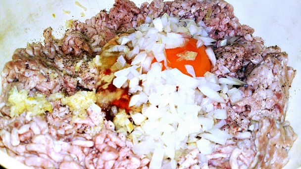 Pikantné fašírky v kabátiku z údenej slaniny (fotorecept) - obrázok 5