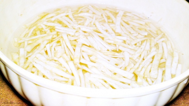 Šalát z jablka, zeleru, syra a orechov na môj spôsob (fotorecept) - obrázok 2