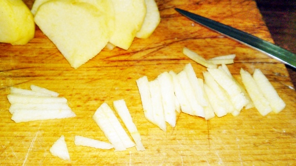 Šalát z jablka, zeleru, syra a orechov na môj spôsob (fotorecept) - obrázok 4