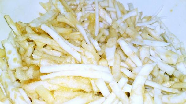 Šalát z jablka, zeleru, syra a orechov na môj spôsob (fotorecept) - obrázok 7
