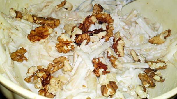 Šalát z jablka, zeleru, syra a orechov na môj spôsob (fotorecept) - obrázok 12