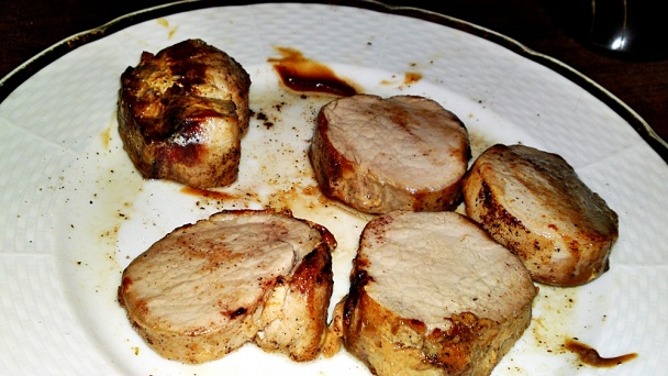 Medailónky z bravčovej panenky vo vínovo-horčicovo-smotanovej omáčke (fotorecept) - obrázok 4