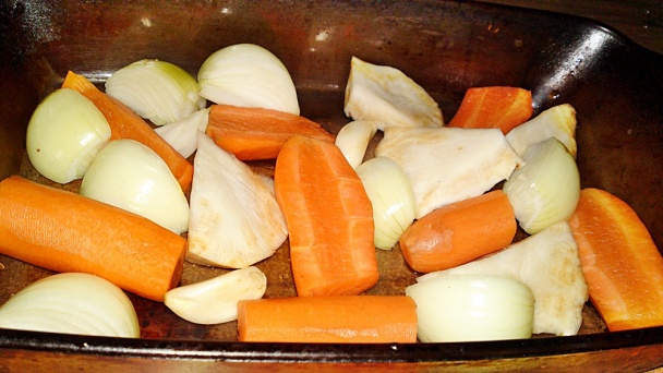 Pečené kačacie stehná na pomarančoch, jablkách a zelenine s červenou kapustou na víne (fotorecept) - obrázok 4