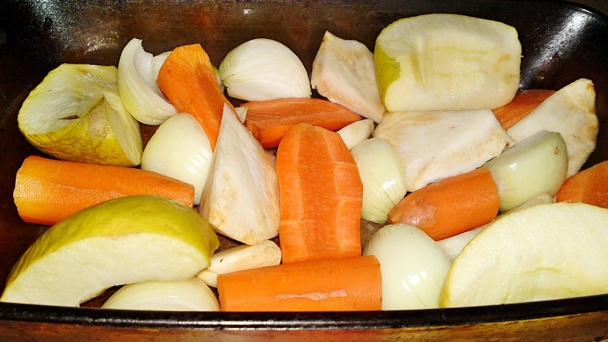 Pečené kačacie stehná na pomarančoch, jablkách a zelenine s červenou kapustou na víne (fotorecept) - obrázok 5