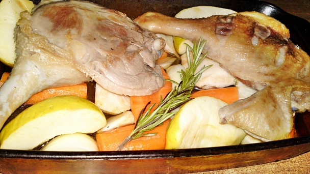 Pečené kačacie stehná na pomarančoch, jablkách a zelenine s červenou kapustou na víne (fotorecept) - obrázok 6