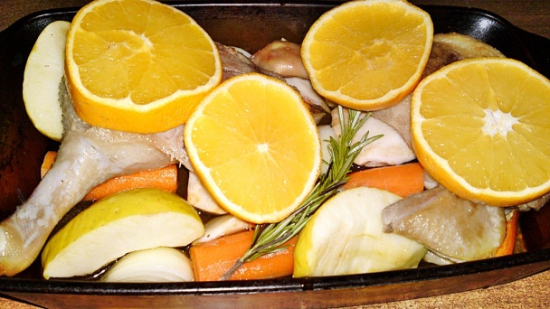 Pečené kačacie stehná na pomarančoch, jablkách a zelenine s červenou kapustou na víne (fotorecept) - obrázok 7