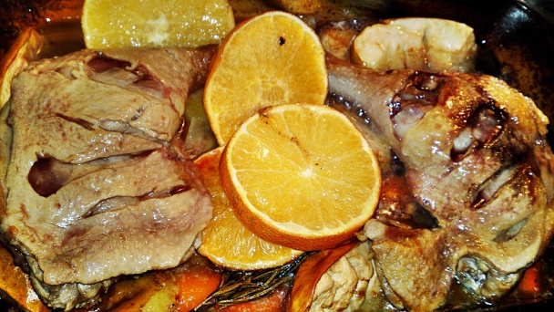 Pečené kačacie stehná na pomarančoch, jablkách a zelenine s červenou kapustou na víne (fotorecept) - obrázok 11