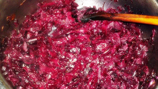 Pečené kačacie stehná na pomarančoch, jablkách a zelenine s červenou kapustou na víne (fotorecept) - obrázok 13