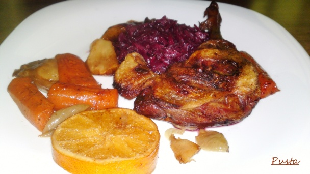 Pečené kačacie stehná na pomarančoch, jablkách a zelenine s červenou kapustou na víne (fotorecept) - obrázok 15