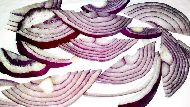 Šalát z valeriánky s mozarellou, cherry paradajkami a cibuľou (fotorecept) - obrázok 1