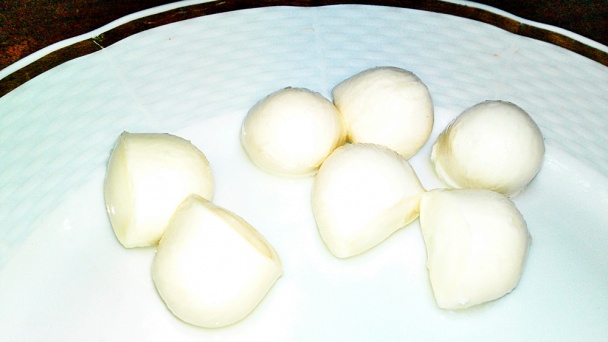 Šalát z valeriánky s mozarellou, cherry paradajkami a cibuľou (fotorecept) - obrázok 2