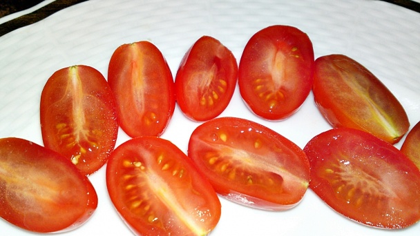 Šalát z valeriánky s mozarellou, cherry paradajkami a cibuľou (fotorecept) - obrázok 5